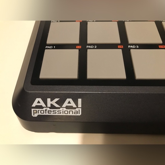 AKAI PROFESSIONAL MPD26 USB/MIDI Pad Control Mixer Music Beats Hiphop Edm Trance - Picture 7 of 15